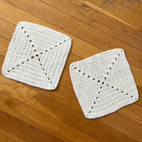 Set of 2 Handmade Crochet Ivory / Cream pot holders / doilies vintage - Picture 1 of 4